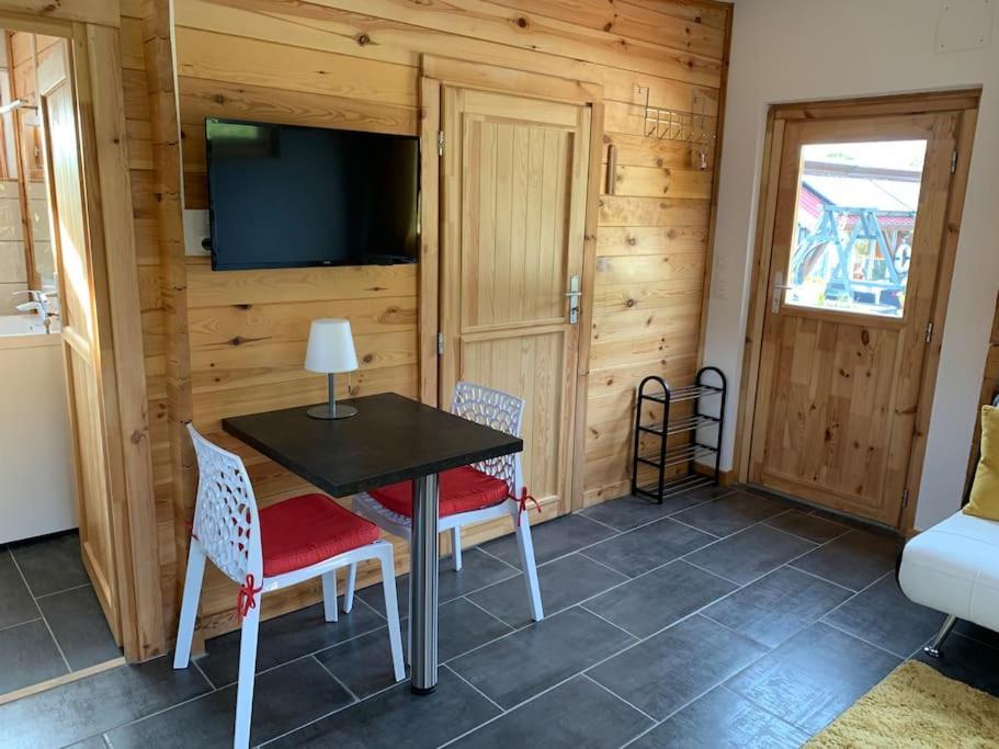 Chalet 2 Personnes Avec Jacuzzi Et Piscine Saisonniere Partagee Corcieux Esterno foto