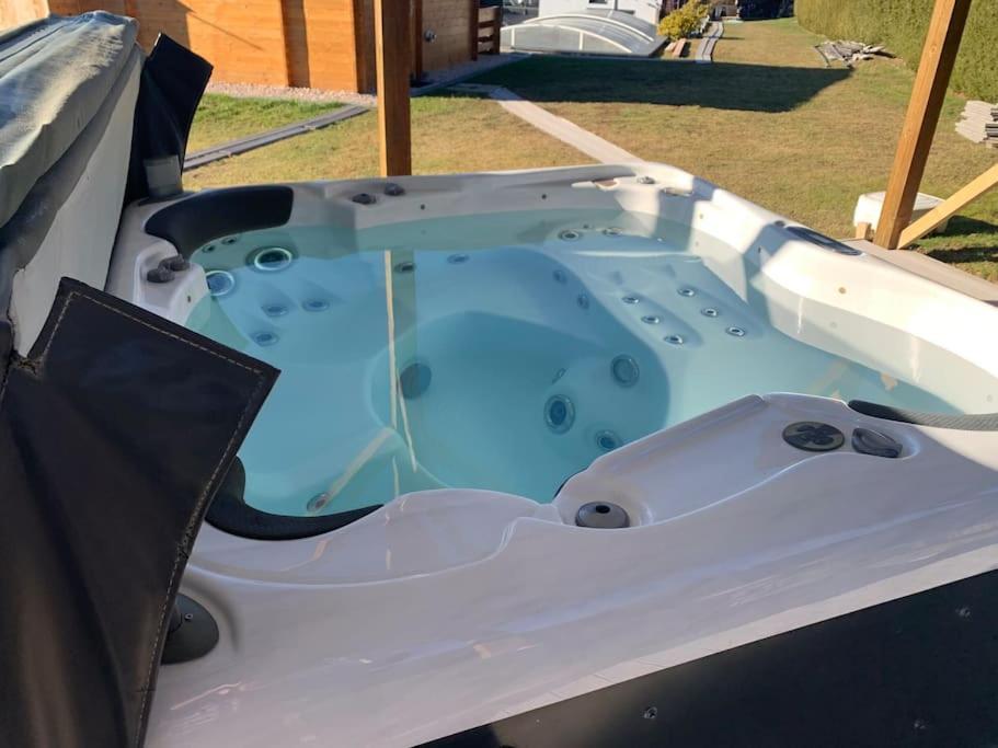 Chalet 2 Personnes Avec Jacuzzi Et Piscine Saisonniere Partagee Corcieux Esterno foto