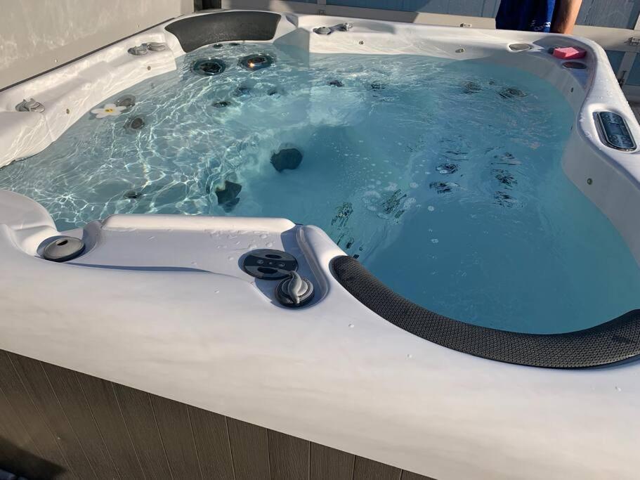 Chalet 2 Personnes Avec Jacuzzi Et Piscine Saisonniere Partagee Corcieux Esterno foto