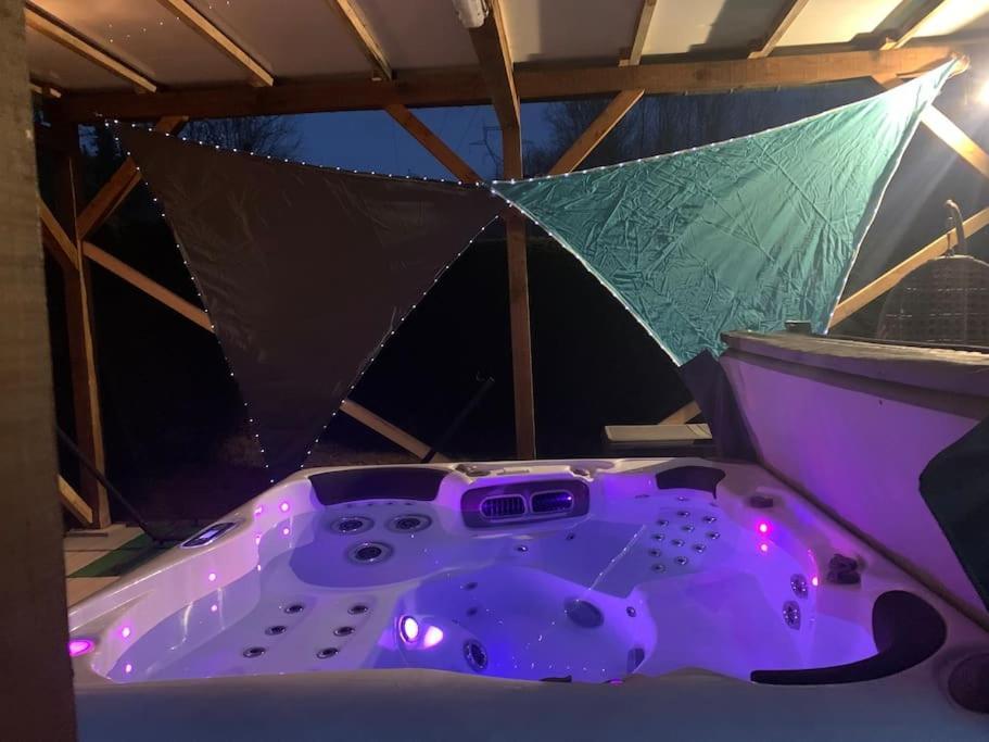 Chalet 2 Personnes Avec Jacuzzi Et Piscine Saisonniere Partagee Corcieux Esterno foto