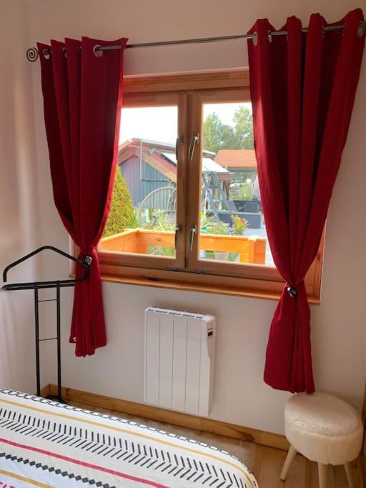 Chalet 2 Personnes Avec Jacuzzi Et Piscine Saisonniere Partagee Corcieux Esterno foto