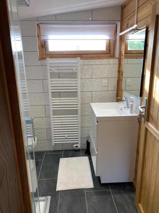 Chalet 2 Personnes Avec Jacuzzi Et Piscine Saisonniere Partagee Corcieux Esterno foto