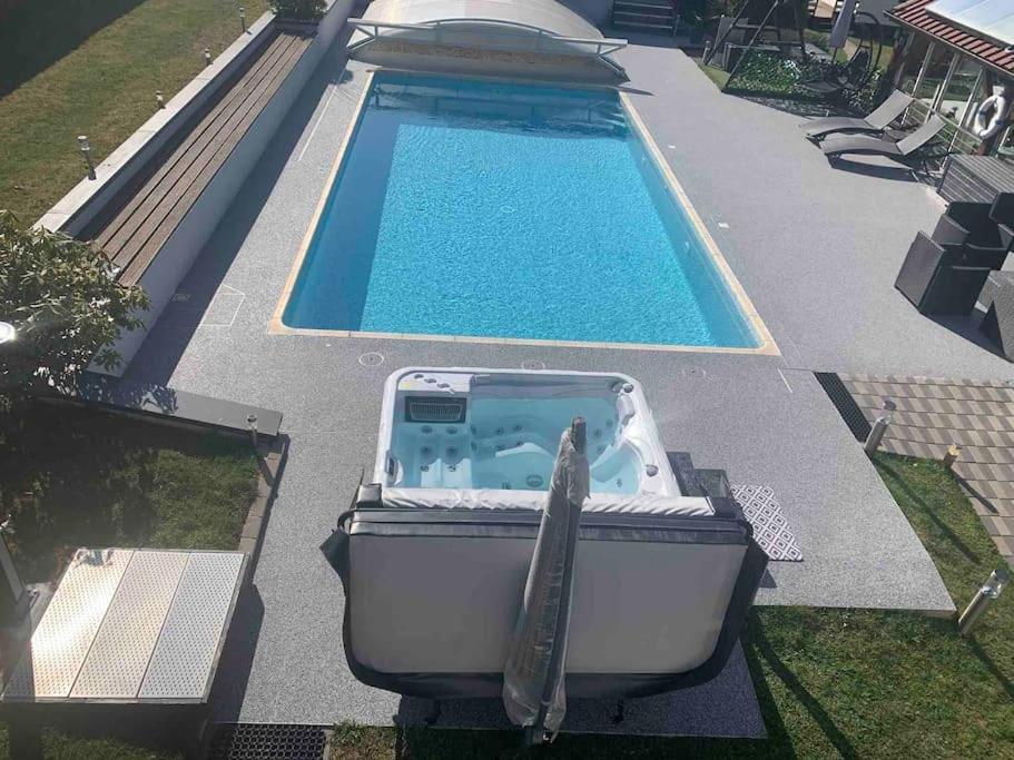 Chalet 2 Personnes Avec Jacuzzi Et Piscine Saisonniere Partagee Corcieux Esterno foto