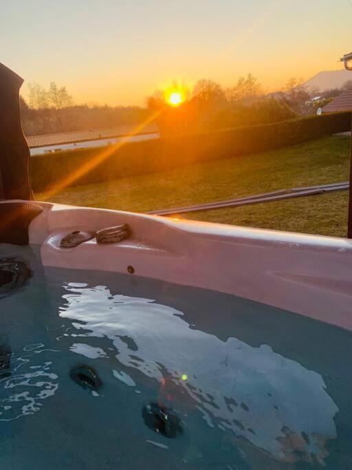 Chalet 2 Personnes Avec Jacuzzi Et Piscine Saisonniere Partagee Corcieux Esterno foto